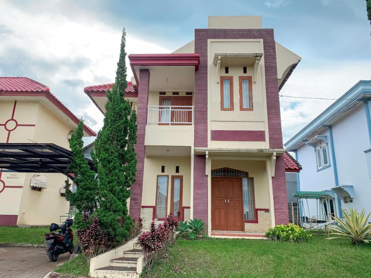 Beranda Istirahat Villa 4BR at Galaxy Resort Puncak Cikundul Luaran gambar